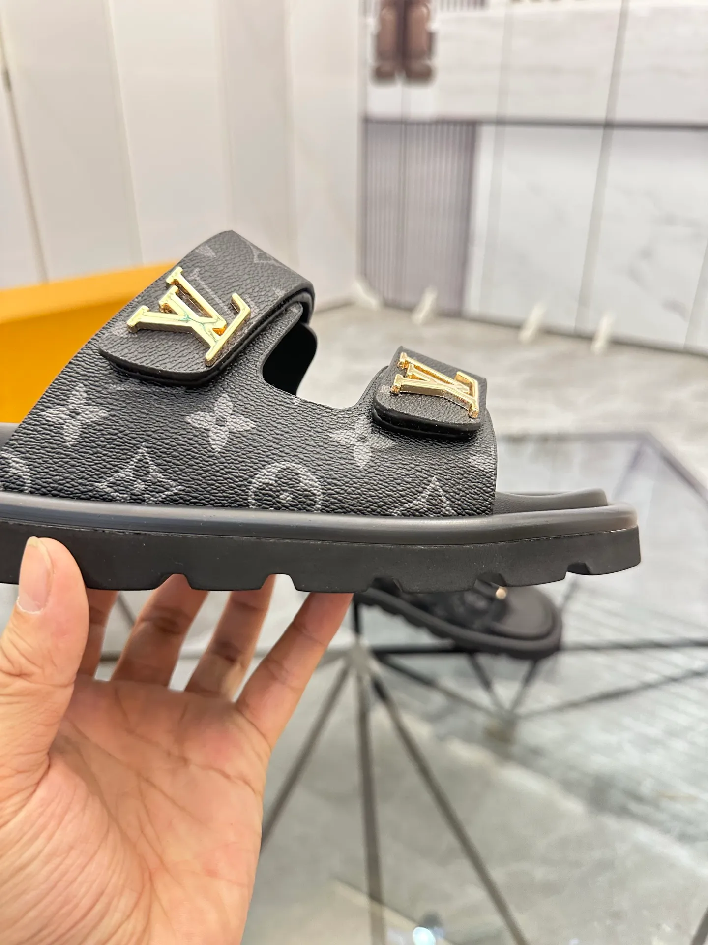 Men's shoes: 💰P400¥ Product trademark: LV * "Louis Vuitton*" slippers and sandals Regular size: 35-45 (can be customized to 46) Couple style Product materials: uppers imported from counters, original materials, breathable lining, original outsole. Number: 698